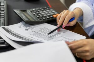 Gestionnaire examinant des documents de prise en charge de formation sur son bureau