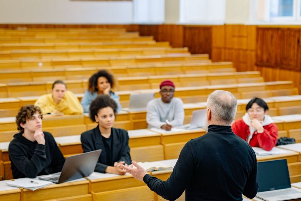Andragogie : comment les adultes apprennent (et comment les motiver)
