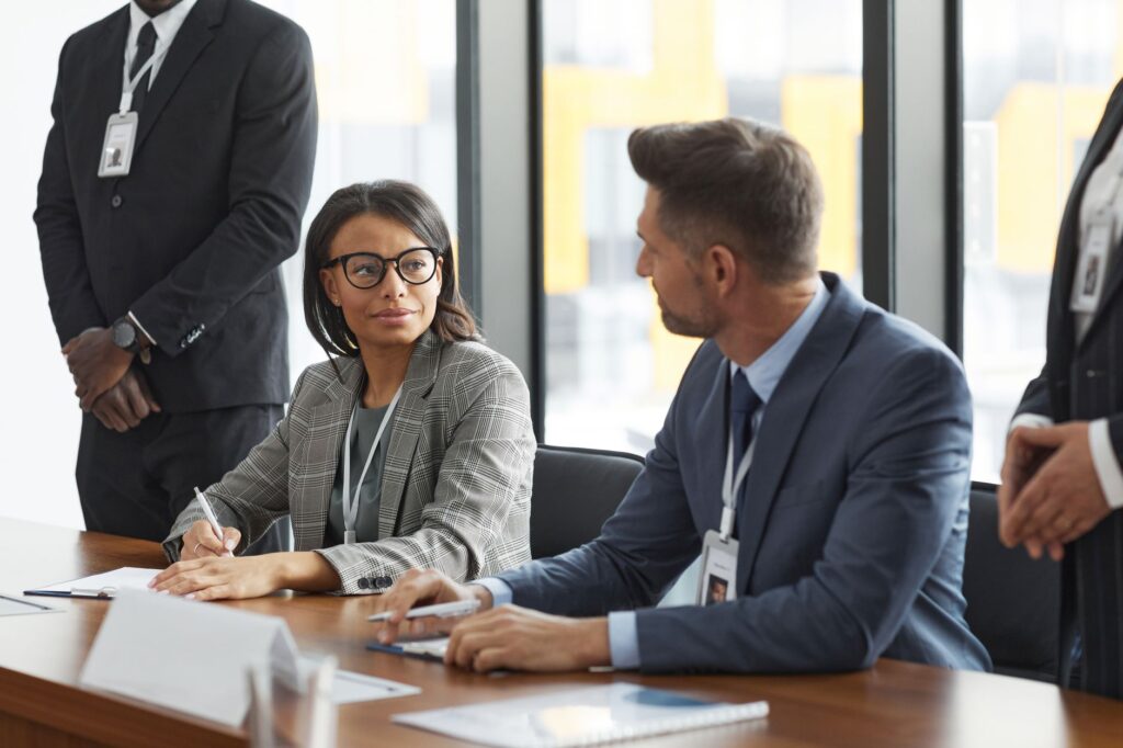 Professionnels reunis autour dune table de reunion pour definir une strategie de reconversion et de formation de branche