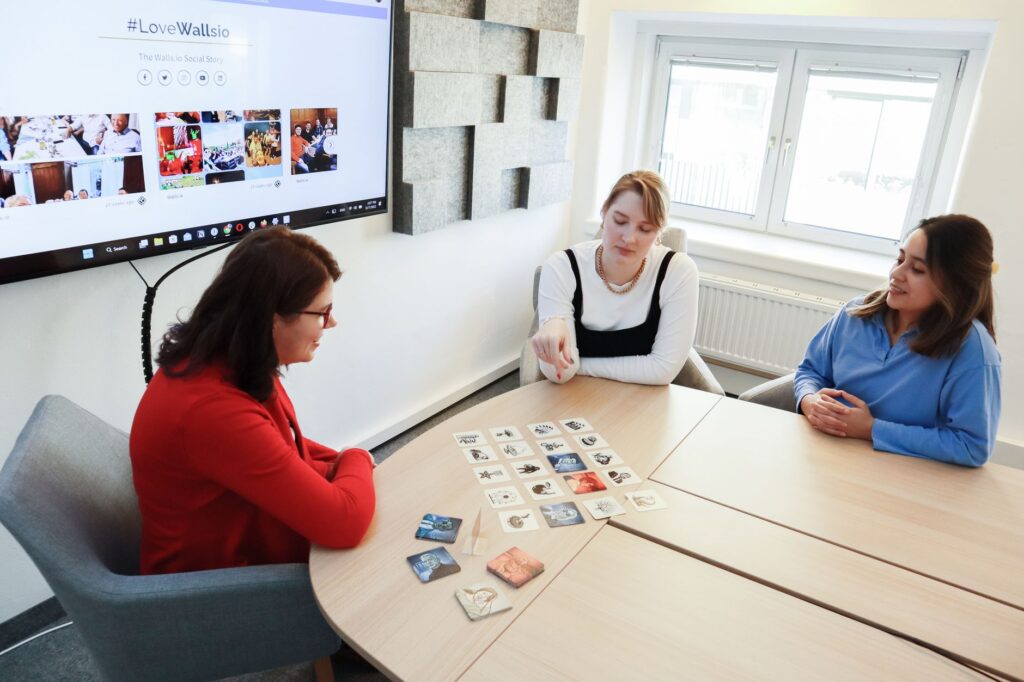 Participants en formation autour dune activite ludique avec des cartes, comme un brise-glace