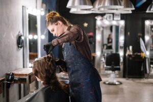 De la banque à formatrice en coiffure : le parcours d'Amandine