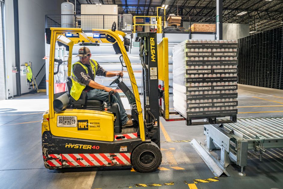 De chef d'équipe entrepôt à formateur en logistique : le parcours de Damien