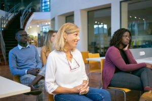 Formateur animant une session de formation avec un groupe de participants adultes en cercle