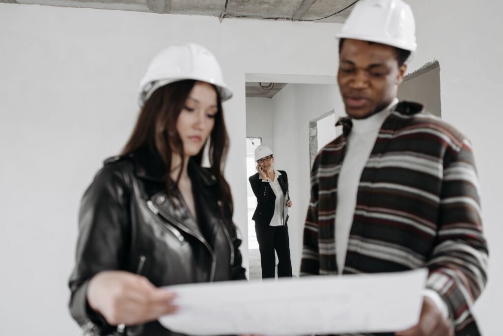 Professionnels du BTP examinant des plans sur un chantier, illustration de la formation financee par l OPCO Constructys