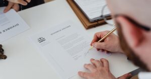 Signature de documents administratifs de formation sur un bureau