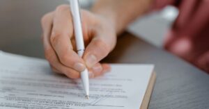 Signature de documents administratifs de formation sur un bureau