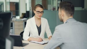 Entretien professionnel autour d'une demande de formation, illustrant la validation prealable par l'employeur ou France Travail