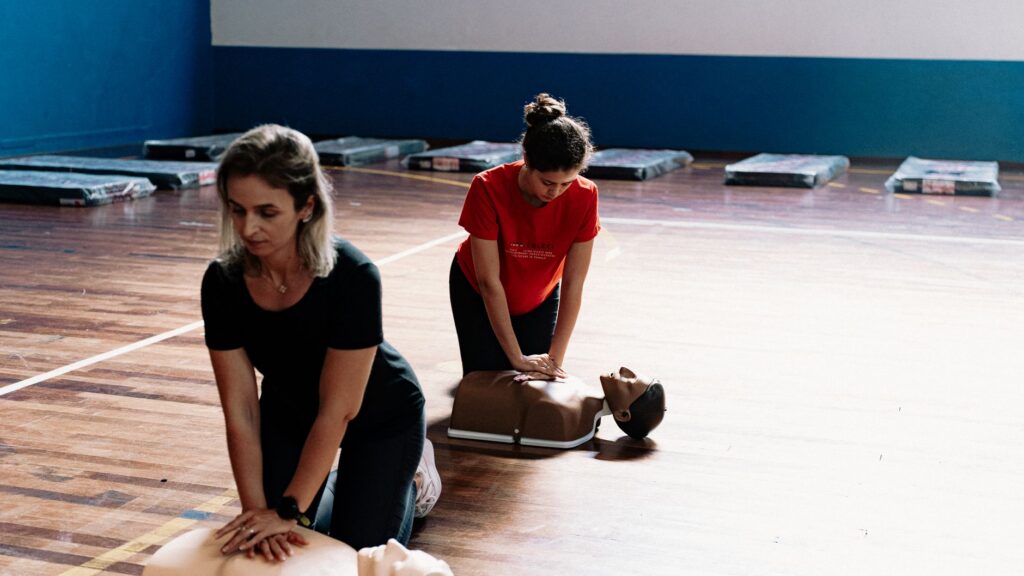 Formation aux gestes de premiers secours sur mannequin, illustrant le role du formateur AFGSU