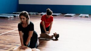 Formation aux gestes de premiers secours sur mannequin, illustrant le role du formateur AFGSU