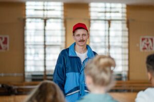 Formateur animant une session de formation pour adultes en vue de l obtention d un agrement