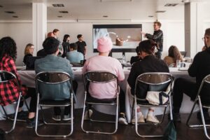 Formateur animant une session de formation aupres d un groupe d elus CSE en salle