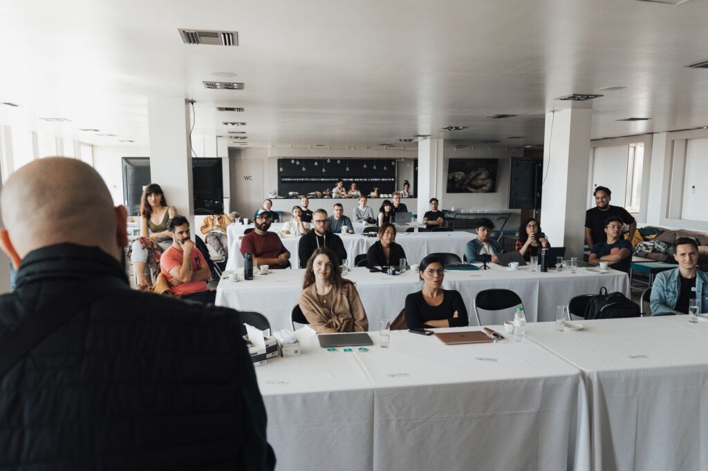 Formateur animant une session de formation pour adultes en salle