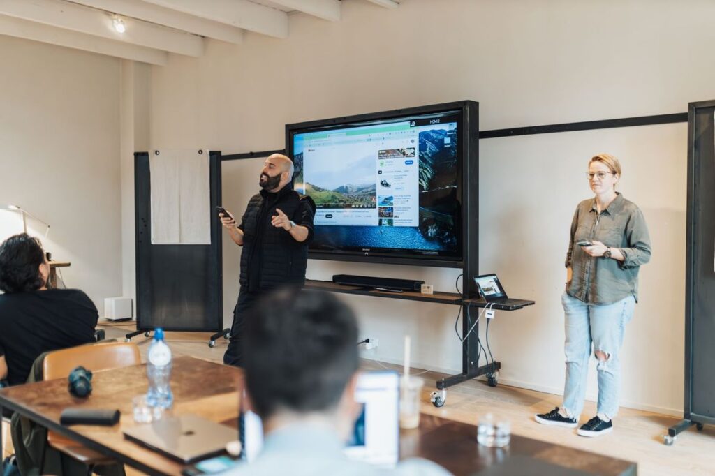 Formateur animant une session en salle, illustration de l'étude de cas audit Qualiopi
