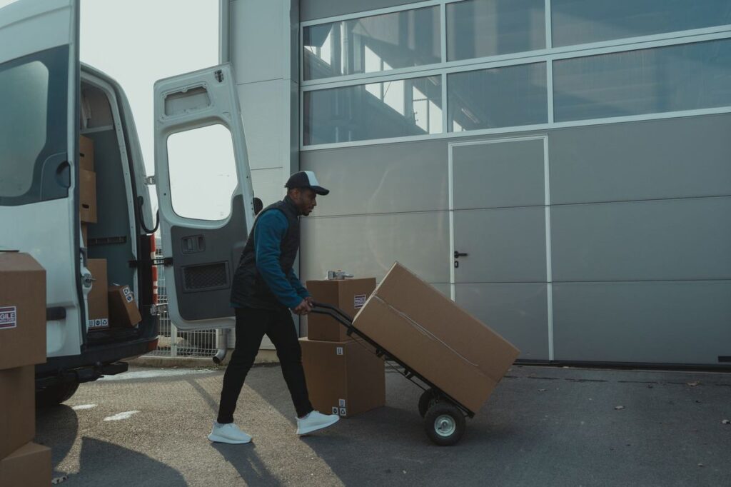 Professionnel du transport sur un quai logistique, étude de cas création d'organisme en pièces détachées