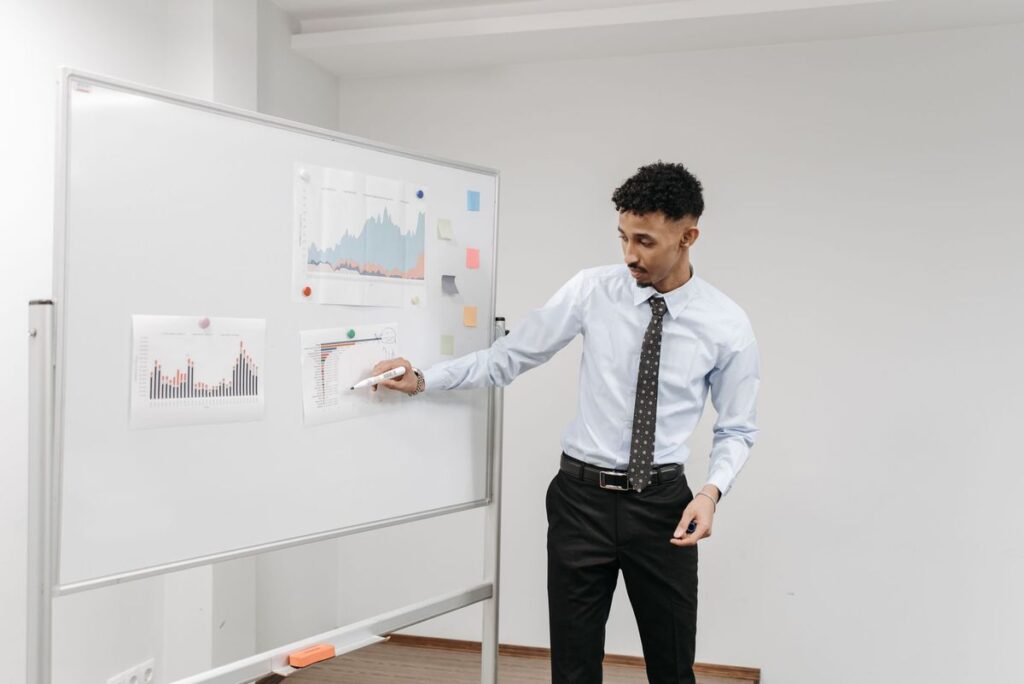 Expert présentant au tableau blanc, étude de cas expert devenu pédagogue