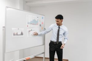 Expert présentant au tableau blanc, étude de cas expert devenu pédagogue