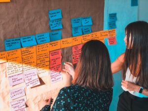 Coach animant un atelier avec post-it, étude de cas financements OPCO