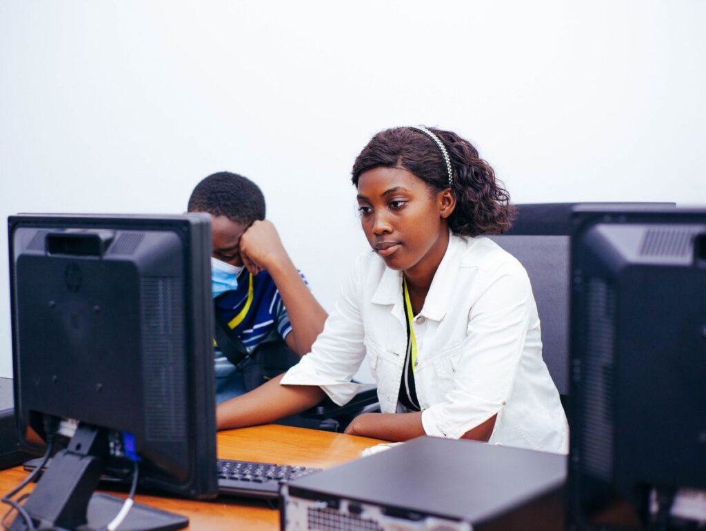 Formatrice bureautique devant ses écrans, étude de cas Qualiopi pour indépendante