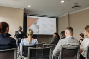 Participants attentifs suivant une presentation lors d une formation professionnelle
