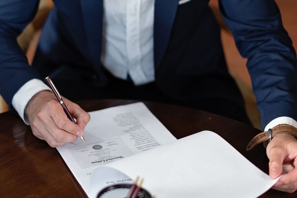 Professionnel signant une convention de formation sur un bureau
