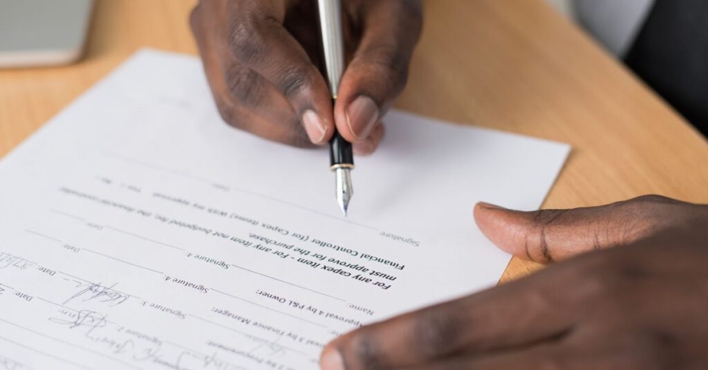 Signature de documents administratifs de formation sur un bureau