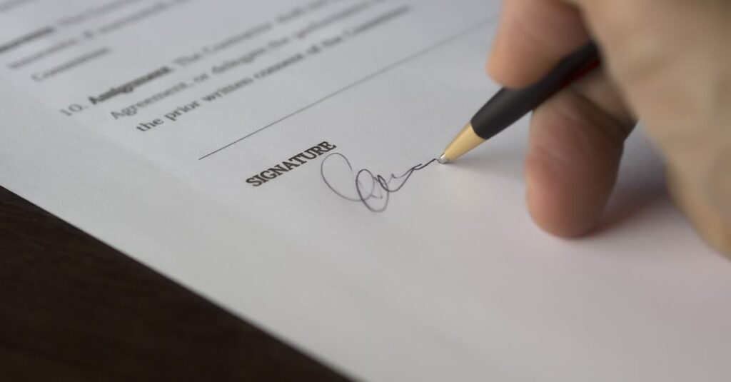 Signature de documents administratifs de formation sur un bureau