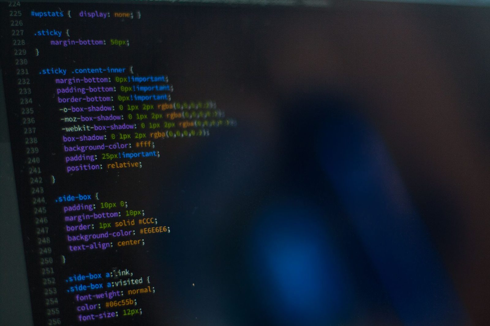 Écran affichant du code, univers de la formation à l'intelligence artificielle