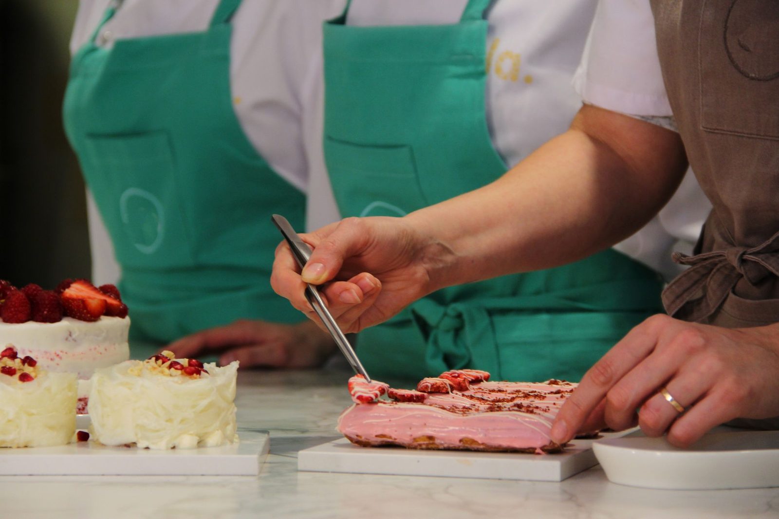 Mains de pâtissier réalisant un geste technique en cuisine