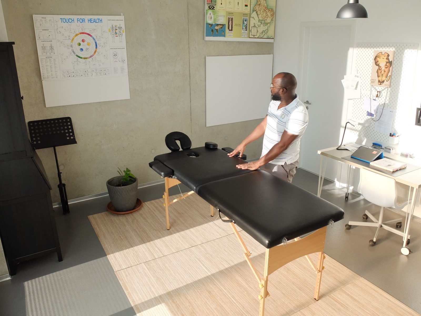 Salle de pratique avec table de massage pour la formation