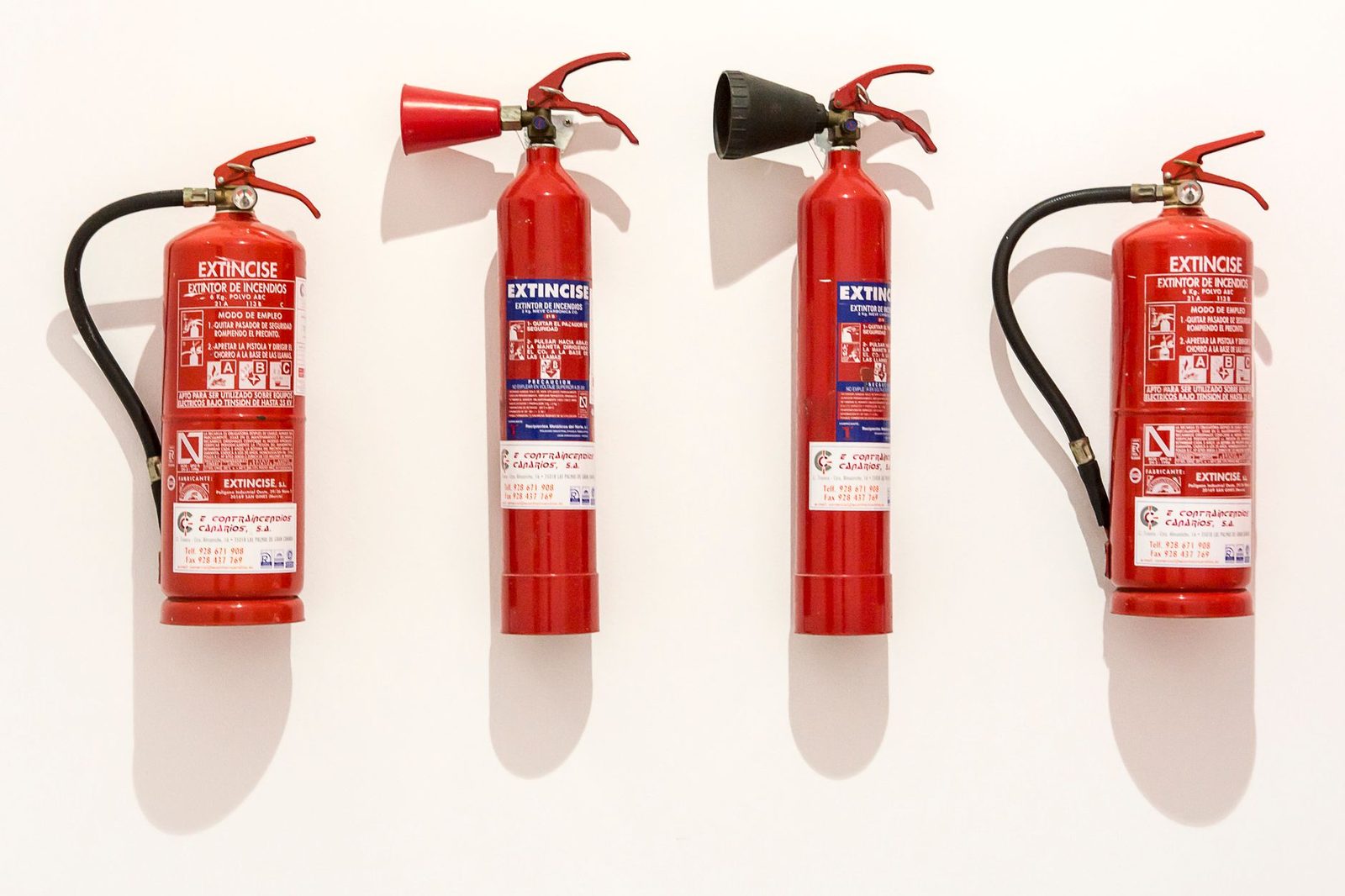Extincteurs alignés pour un exercice de formation sécurité incendie