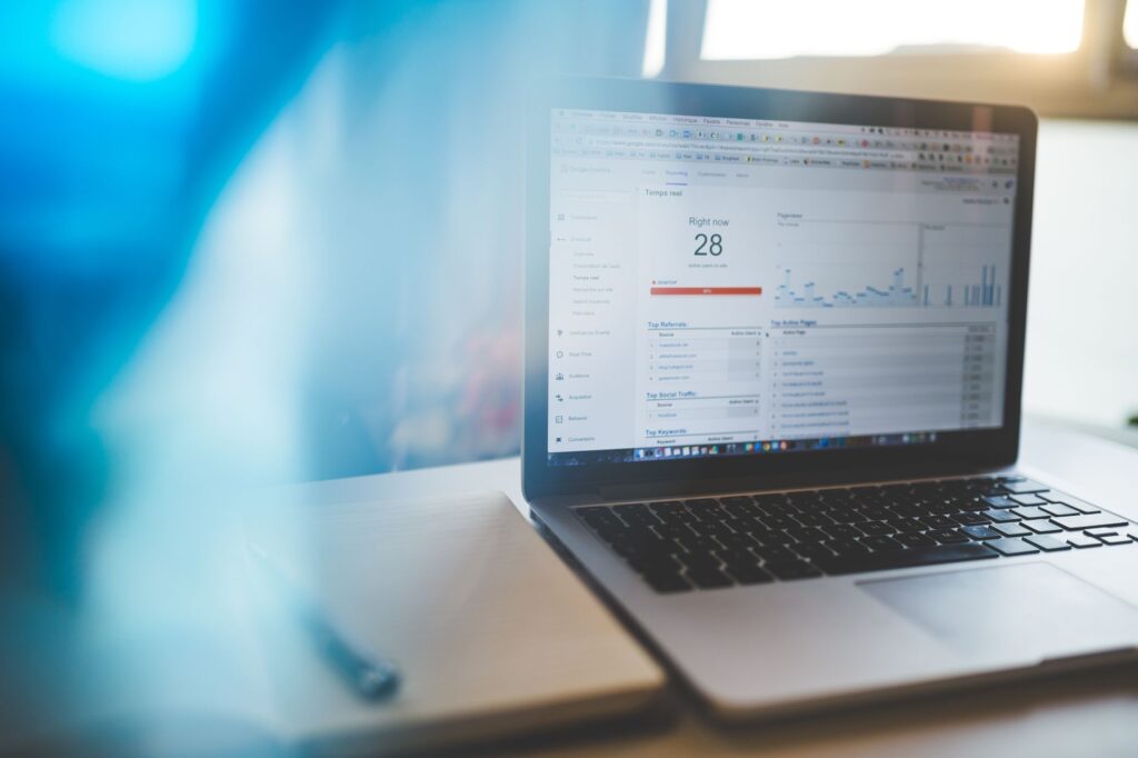Ordinateur portable affichant des statistiques d'analyse SEO
