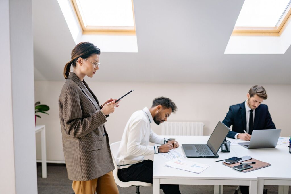 Professionnels en reunion de travail analysant le financement de la formation