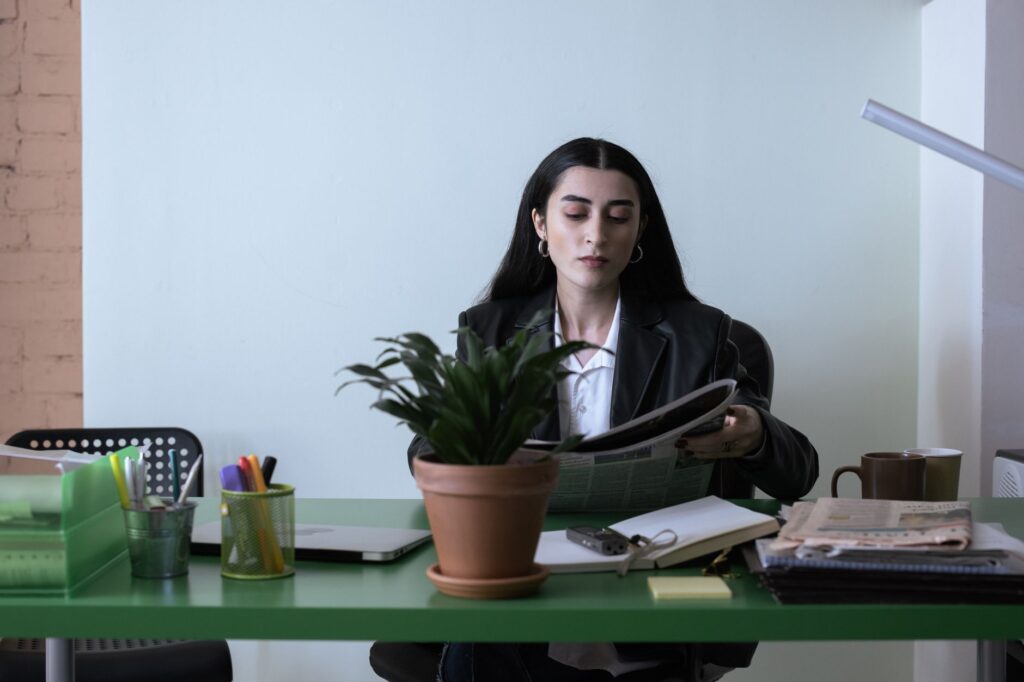 Professionnelle lisant l actualite de la formation dans un bureau, en lien avec les changements France Travail pour les organismes de formation