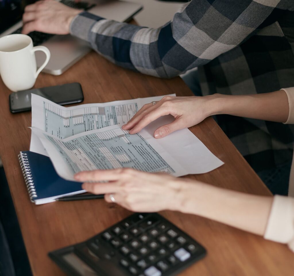 Formateur examinant des documents administratifs pour la conformite Qualiopi de son organisme de formation