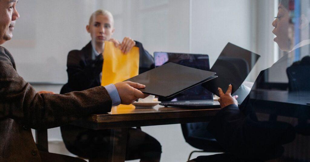 Réunion de travail sur un dossier d'audit Qualiopi en organisme de formation