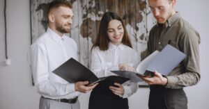 Réunion de travail sur un dossier d'audit Qualiopi en organisme de formation