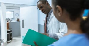 Réunion de travail sur un dossier d'audit Qualiopi en organisme de formation
