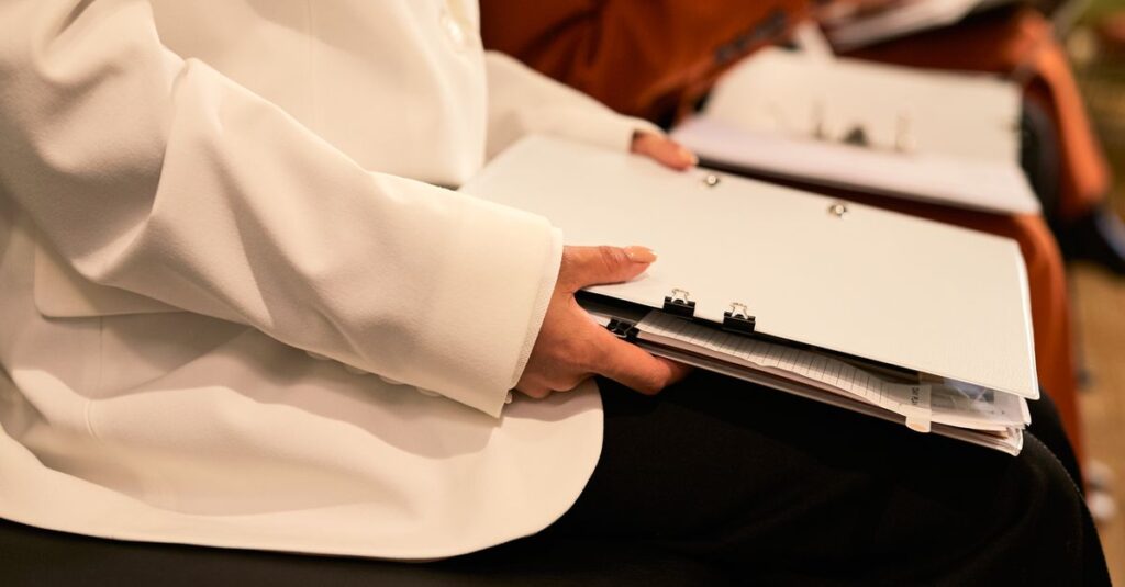Réunion de travail sur un dossier d'audit Qualiopi en organisme de formation