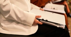 Réunion de travail sur un dossier d'audit Qualiopi en organisme de formation