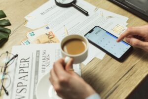 Documents administratifs et conformite reglementaire sur un bureau professionnel, illustrant la lutte anti-fraude dans la formation