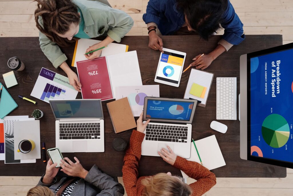 Equipe d un organisme de formation travaillant sur sa strategie marketing autour d un bureau