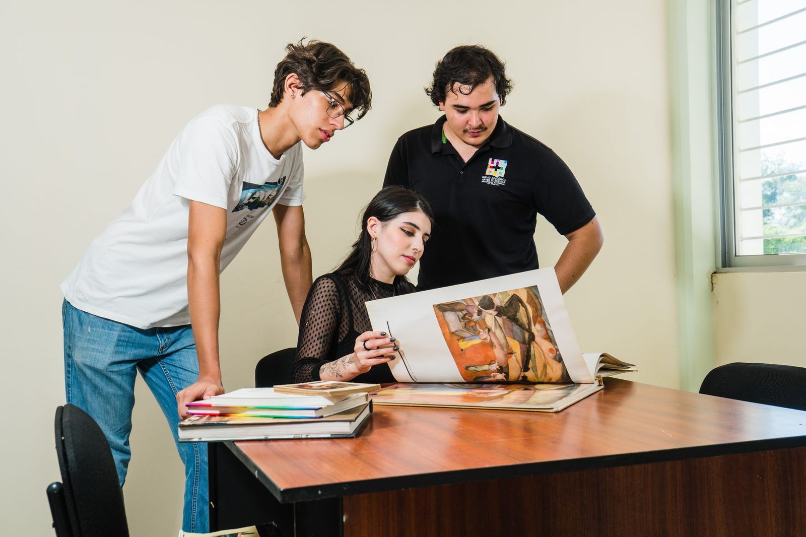 Groupe d'étudiants travaillant ensemble, apprentissage collaboratif