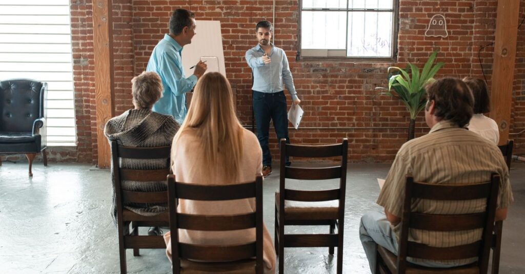 Séance de formation pour adultes en salle