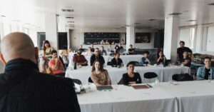 Séance de formation pour adultes en salle