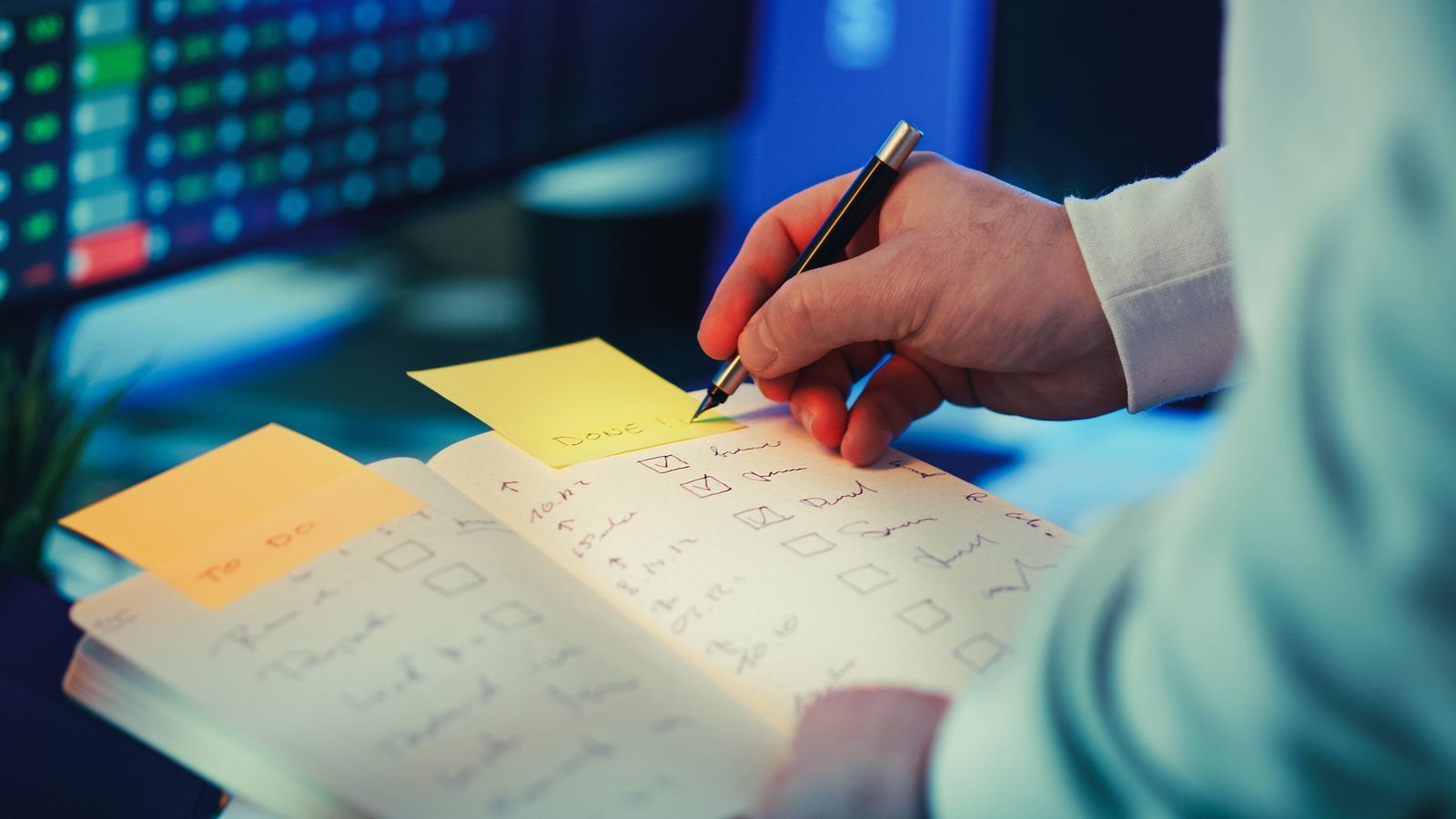 Main rédigeant des objectifs sur des notes, méthode SMART