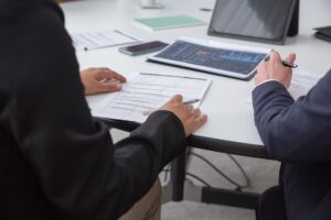 Professionnels examinant des documents administratifs relatifs aux obligations legales d un organisme de formation