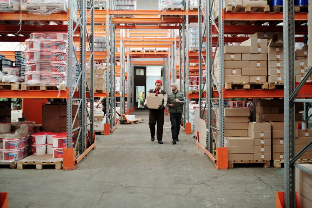 Salariés en entrepôt logistique, secteur du transport couvert par l'Opco Mobilités