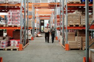 Salariés en entrepôt logistique, secteur du transport couvert par l'Opco Mobilités