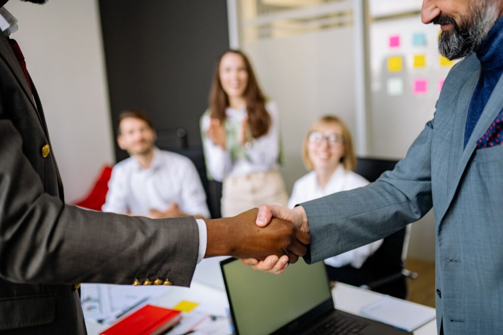 Prise de contact commerciale entre professionnels lors d un rendez-vous de prospection pour un organisme de formation