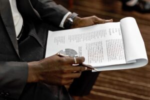 Deux professionnels examinent des documents de conformite Qualiopi et un contrat de sous-traitance
